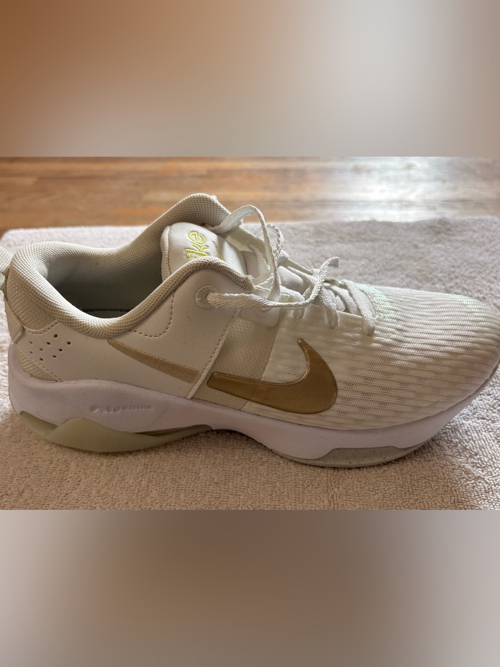 Air Zoom Bella 6 PRM Women’s Size 11 Summit White / Metallic Gold Star